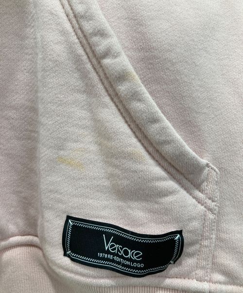 VERSACE（ヴェルサーチェ）VERSACE (ヴェルサーチ) リエディション ロゴ パーカー ピンク サイズ:38の古着・服飾アイテム