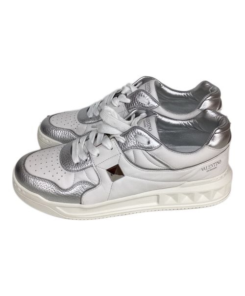 VALENTINO GARAVANI（ヴァレンティノ・ガラヴァーニ）VALENTINO GARAVANI (ヴァレンティノ・ガラヴァーニ) ワンスタッズナッパレザー ロートップスニーカー ホワイト サイズ:44の古着・服飾アイテム