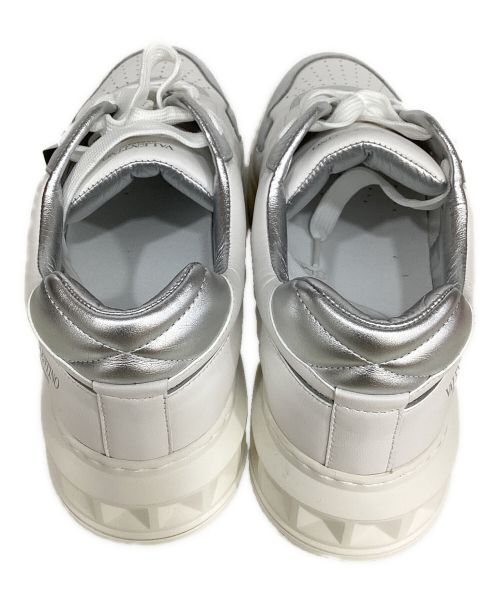 VALENTINO GARAVANI（ヴァレンティノ・ガラヴァーニ）VALENTINO GARAVANI (ヴァレンティノ・ガラヴァーニ) ワンスタッズナッパレザー ロートップスニーカー ホワイト サイズ:44の古着・服飾アイテム