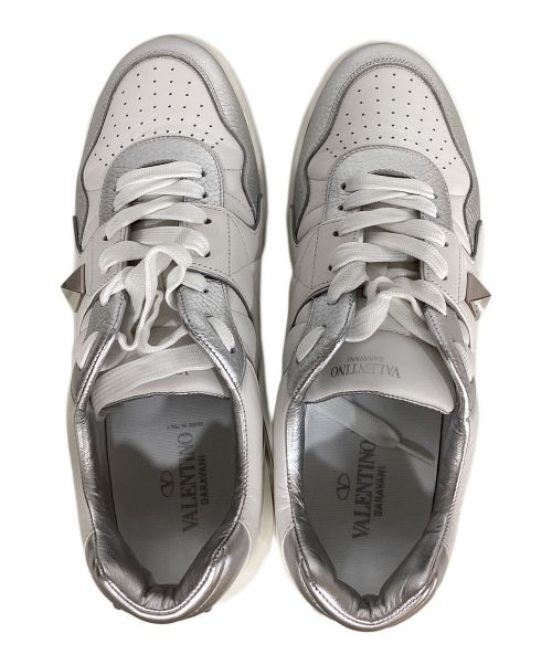 VALENTINO GARAVANI（ヴァレンティノ・ガラヴァーニ）VALENTINO GARAVANI (ヴァレンティノ・ガラヴァーニ) ワンスタッズナッパレザー ロートップスニーカー ホワイト サイズ:44の古着・服飾アイテム