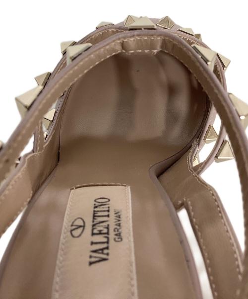 VALENTINO GARAVANI（ヴァレンティノ・ガラヴァーニ）VALENTINO GARAVANI (ヴァレンティノ・ガラヴァーニ) ロックスタッズ パテントレザー ストラップパンプス ベージュ サイズ:37の古着・服飾アイテム