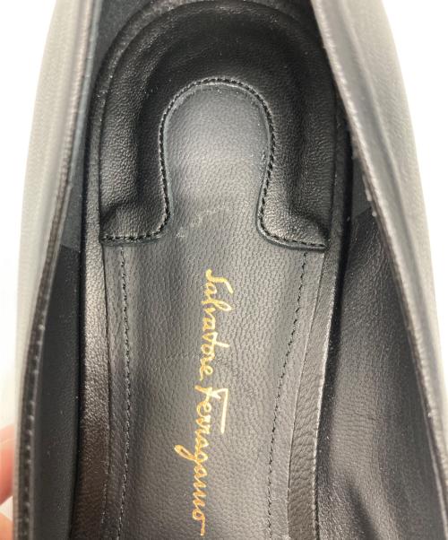 Salvatore Ferragamo（サルヴァトーレ フェラガモ）Salvatore Ferragamo (サルヴァトーレ フェラガモ) フラワーヒールパンプス ブラック サイズ:9の古着・服飾アイテム