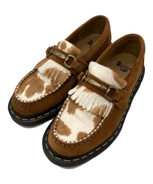 Dr.Martens（ドクターマーチン）Dr.Martens (ドクターマーチン) エイドリアン スナッフ カウプリント スエードレザービットローファー/Snaffle Loafer ブラウン サイズ:UK4の古着・服飾アイテム