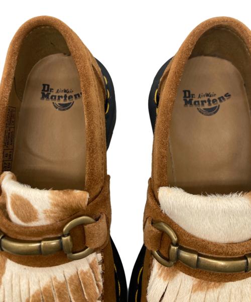 Dr.Martens（ドクターマーチン）Dr.Martens (ドクターマーチン) エイドリアン スナッフ カウプリント スエードレザービットローファー/Snaffle Loafer ブラウン サイズ:UK4の古着・服飾アイテム