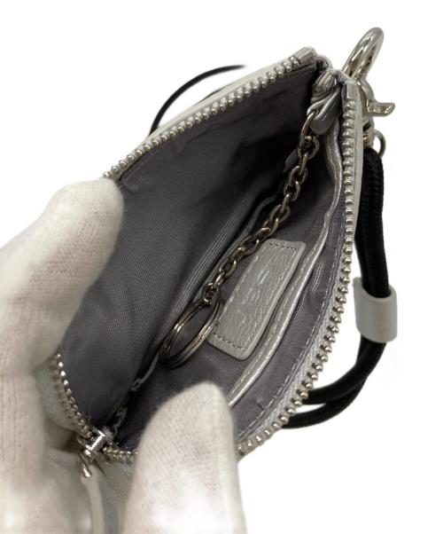 ear PAPILLONNER（イアパピヨネ）ear PAPILLONNER (イアパピヨネ) 牛革モバイルストラップショルダー シルバー 未使用品の古着・服飾アイテム