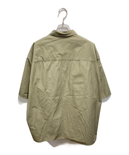 H BEAUTY&YOUTH（エイチ ビューティー&ユース）H BEAUTY&YOUTH (エイチ ビューティー&ユース) TYPEWRITER SQUARE CUT SHORT SLEEVE SHIRT/シャツ ベージュ サイズ:Ｌの古着・服飾アイテム