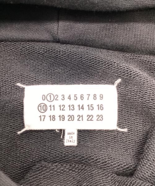 Maison Margiela（メゾンマルジェラ）Maison Margiela (メゾンマルジェラ) オーバーサイズカレンダーグラフィックロゴスウェットプルオーバーパーカー ブラック サイズ:Mの古着・服飾アイテム