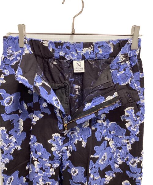 RNA-N（アールエヌエーエヌ）RNA-N (アールエヌエーエヌ) フラワーカットJQワイドストレートパンツ ブルー×ブラック サイズ:Ⅿの古着・服飾アイテム