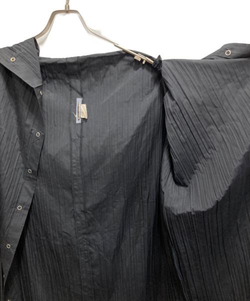 ISSEY MIYAKE（イッセイミヤケ）ISSEY MIYAKE (イッセイミヤケ) プリーツフラップフーデットコート ブラック サイズ:Mの古着・服飾アイテム