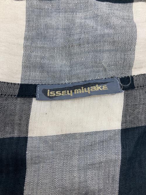 ISSEY MIYAKE（イッセイミヤケ）ISSEY MIYAKE (イッセイミヤケ) 変形チェックカーディガン ベージュ サイズ:9の古着・服飾アイテム