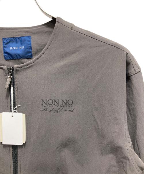 NON NO PAPAS COMPANY（ノンノパパスカンパニー）NON NO PAPAS COMPANY (ノンノパパスカンパニー) ノーカラーナイロンジャケット グレー サイズ:無し 未使用品の古着・服飾アイテム