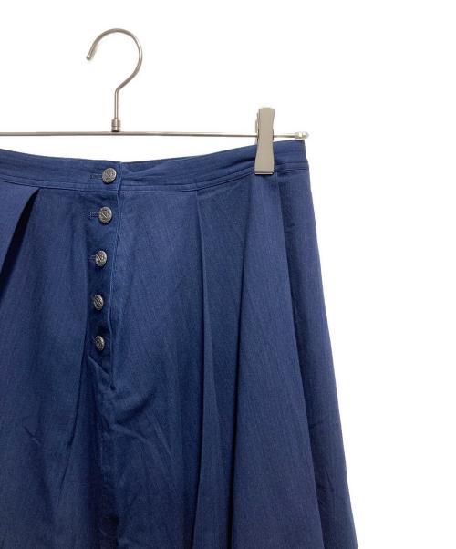 Mademoiselle NON NON（マドモアゼルノンノン）Mademoiselle NON NON (マドモアゼルノンノン) サイドボタンデニムプリーツスカート インディゴ サイズ:40 未使用品の古着・服飾アイテム