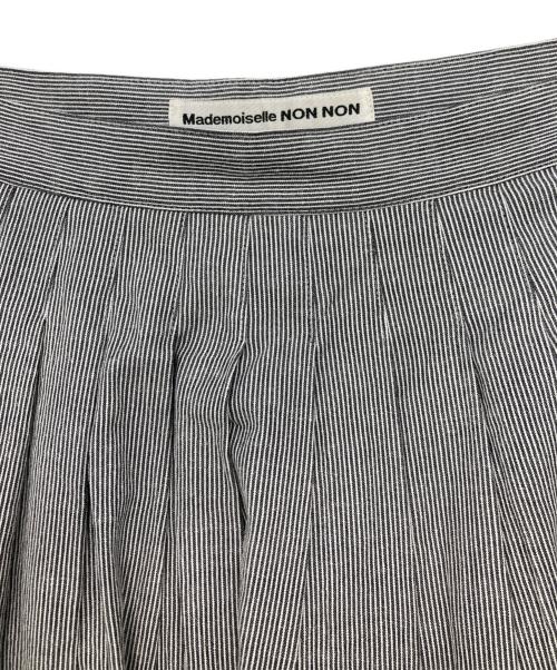 Mademoiselle NON NON（マドモアゼルノンノン）Mademoiselle NON NON (マドモアゼルノンノン) ストライプスカート グレー サイズ:L 未使用品の古着・服飾アイテム