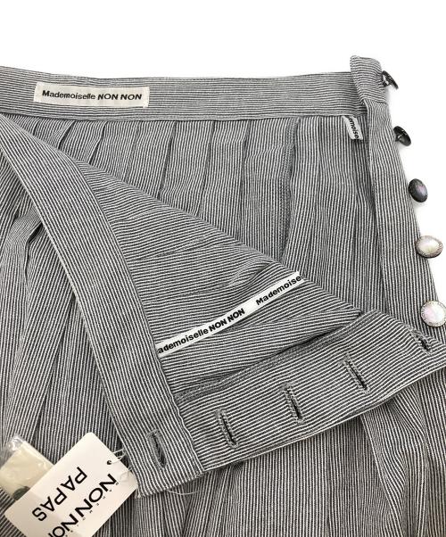 Mademoiselle NON NON（マドモアゼルノンノン）Mademoiselle NON NON (マドモアゼルノンノン) ストライプスカート グレー サイズ:L 未使用品の古着・服飾アイテム