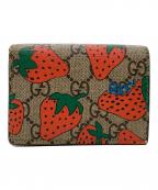 GUCCIグッチ）の古着「GGスプリームストロベリープリントコンパクトウォレット」｜ブラウン×ピンク