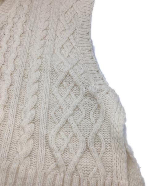WRAPINKNOT（ラッピンノット）WRAPINKNOT (ラッピンノット) Vintage processing cable knit vest アイボリーの古着・服飾アイテム