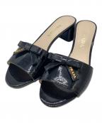 PRADAプラダ）の古着「エナメルロゴリボンミュール」｜ブラック