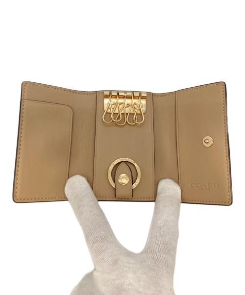 COACH（コーチ）COACH (コーチ) マルチ フローラル プリントキーケース アイボリー×ピンクの古着・服飾アイテム