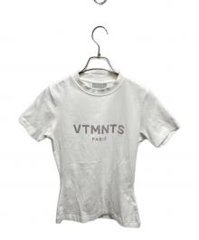 VTMNTS（ブイティーエムエヌティーエス）の古着「ビジューロゴTシャツ」｜ホワイト