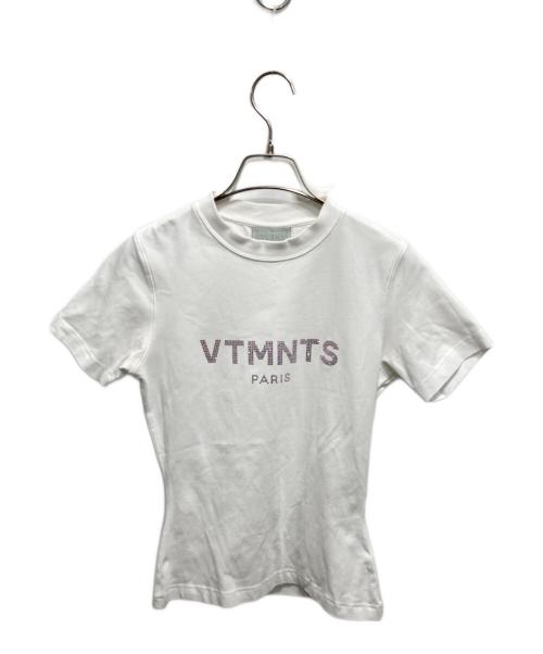 VTMNTS（ブイティーエムエヌティーエス）VTMNTS (ブイティーエムエヌティーエス) ビジューロゴTシャツ ホワイト サイズ:XSの古着・服飾アイテム