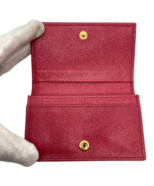 PRADA（プラダ）PRADA (プラダ) カードケース/SAFFIANO TRIANGLE ピンクの古着・服飾アイテム