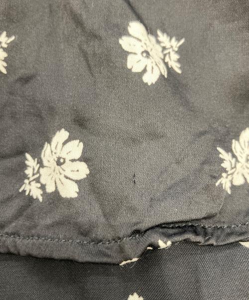 ne quittez pas（ヌキテパ）ne quittez pas (ヌキテパ) レーヨンサテン フラワープリントワンピース ブラック サイズ:Sの古着・服飾アイテム