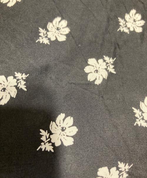 ne quittez pas（ヌキテパ）ne quittez pas (ヌキテパ) レーヨンサテン フラワープリントワンピース ブラック サイズ:Sの古着・服飾アイテム