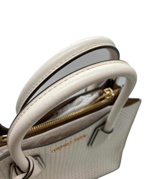 MICHAEL KORS（マイケル・コース）MICHAEL KORS (マイケル・コース) パンチングショルダーバッグ ホワイトの古着・服飾アイテム