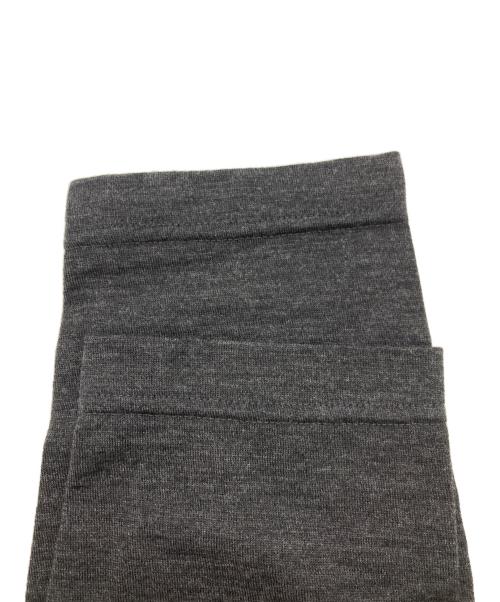 COMME des GARCONS HOMME（コムデギャルソン オム）COMME des GARCONS HOMME (コムデギャルソン オム) AD2008 肩Hロゴクルーネックニット グレー サイズ:SSの古着・服飾アイテム