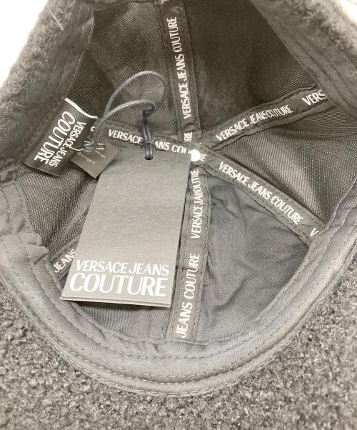 VERSACE JEANS COUTURE（ヴェルサーチ ジーンズクチュール）VERSACE JEANS COUTURE (ヴェルサーチ ジーンズクチュール) ムートンロゴキャップ ブラック 未使用品の古着・服飾アイテム