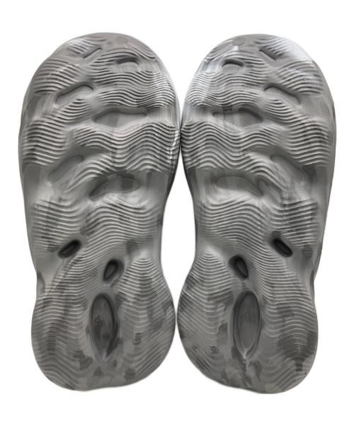 adidas（アディダス）adidas (アディダス) YZY FOAM RNR/フォームランナー グレー サイズ:26.5 未使用品の古着・服飾アイテム