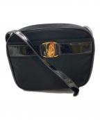 Salvatore Ferragamoサルヴァトーレ フェラガモ）の古着「エナメル切替ショルダーバッグ」｜ブラック