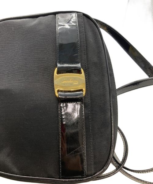 Salvatore Ferragamo（サルヴァトーレ フェラガモ）Salvatore Ferragamo (サルヴァトーレ フェラガモ) エナメル切替ショルダーバッグ ブラックの古着・服飾アイテム