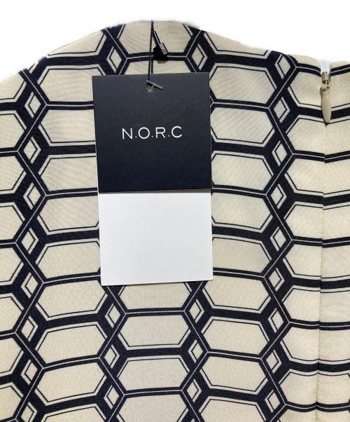 N.O.R.C（ノーク）N.O.R.C (ノーク) 総柄ワンピース ベージュ サイズ:2 未使用品の古着・服飾アイテム