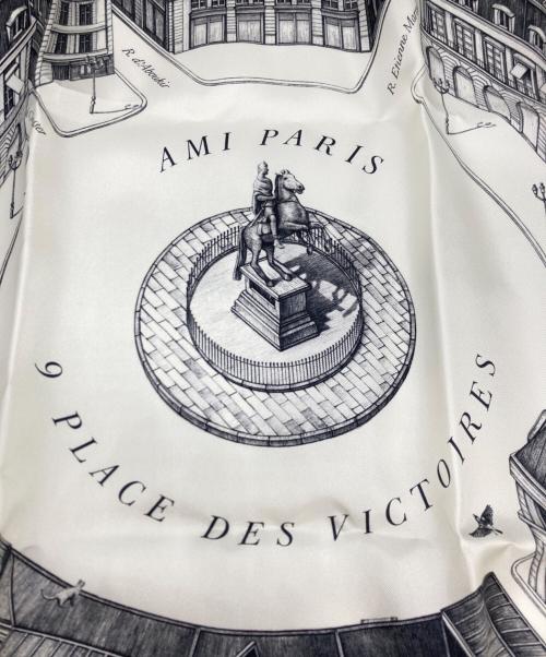 AMI PARIS（アミ パリス）AMI PARIS (アミ パリス) PLACE DES VICTOIRES シルクスカーフ ホワイトの古着・服飾アイテム