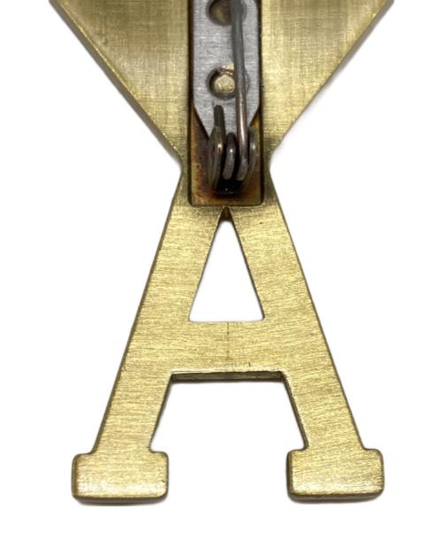 AMI PARIS（アミ パリス）AMI PARIS (アミ パリス) ハートモチーフゴールド ロゴブローチ ゴールドの古着・服飾アイテム