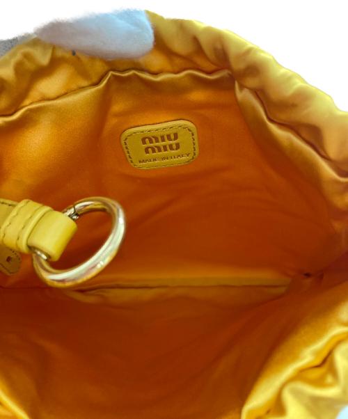 MIU MIU（ミュウミュウ）MIU MIU (ミュウミュウ) フロントロゴサテンポーチ イエローの古着・服飾アイテム