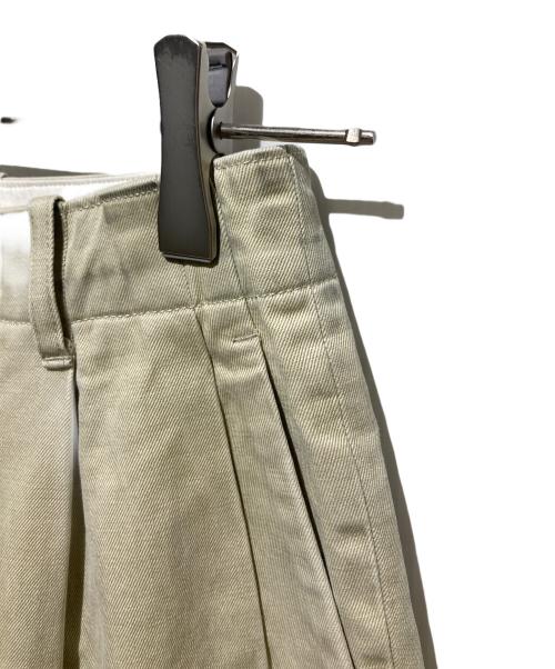 AURALEE（オーラリー）AURALEE (オーラリー) タックパンツ/ WASHED FINX LIGHT CHINO WIDE PANTS ベージュの古着・服飾アイテム