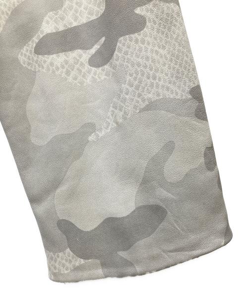 EMPORIO ARMANI（エンポリオ アルマーニ）EMPORIO ARMANI (エンポリオ アルマーニ) カモフラレザージャケット グレー サイズ:46の古着・服飾アイテム