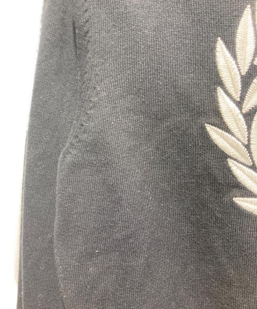 FRED PERRY（フレッドペリー）FRED PERRY (フレッドペリー) AMY WINEHOUSE (アイミー・ワインハウス) 刺繍カーディガン ブラック サイズ:UK8の古着・服飾アイテム