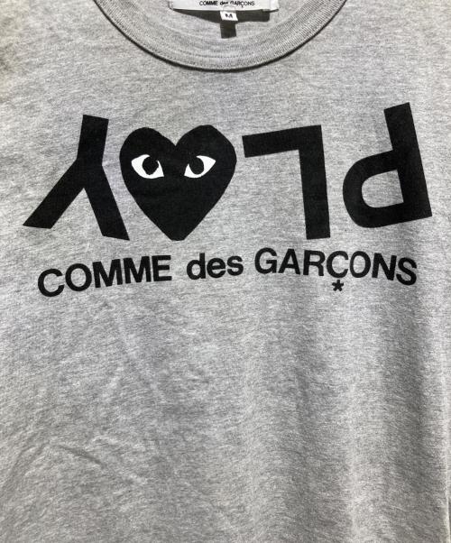 PLAY COMME des GARCONS（プレイコムデギャルソン）PLAY COMME des GARCONS (プレイコムデギャルソン) 反転ロゴ半袖カットソー グレー サイズ:Mの古着・服飾アイテム