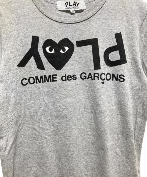 PLAY COMME des GARCONS（プレイコムデギャルソン）PLAY COMME des GARCONS (プレイコムデギャルソン) 反転ロゴ半袖カットソー グレー サイズ:Mの古着・服飾アイテム