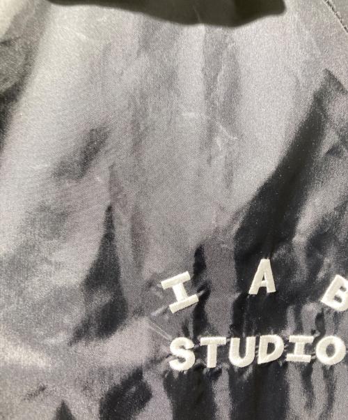 IAB STUDIO（アイエービースタジオ）iab studio (アイエービースタジオ) コーチジャケット ブラック サイズ:Mの古着・服飾アイテム