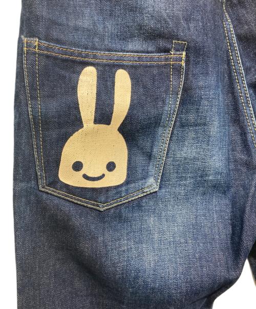 CUNE（キューン）CUNE (キューン) ２連うさぎ色落ち加工デニムパンツ インディゴ サイズ:34の古着・服飾アイテム