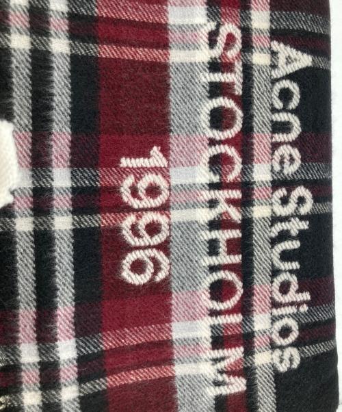 Acne studios（アクネ ストゥディオズ）ACNE STUDIOS (アクネ ストゥディオズ) 3Dロゴ大判マフラー グレー×レッド 未使用品の古着・服飾アイテム