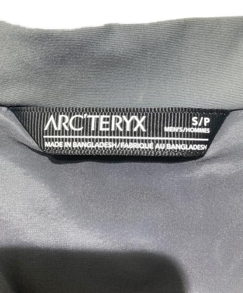 ARC'TERYX（アークテリクス）ARC'TERYX (アークテリクス) ATOM AR HOODY/中綿ジャケット グレー サイズ:Sの古着・服飾アイテム