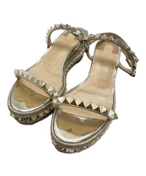 Christian Louboutin（クリスチャン・ルブタン）Christian Louboutin (クリスチャン・ルブタン) スタッズサンダル ベージュ サイズ:38の古着・服飾アイテム