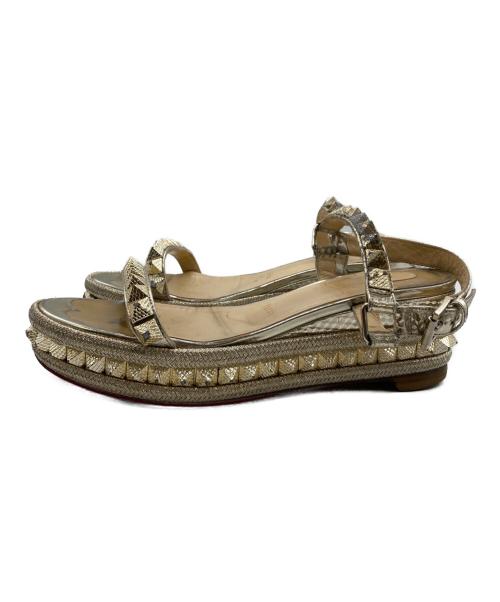 Christian Louboutin（クリスチャン・ルブタン）Christian Louboutin (クリスチャン・ルブタン) スタッズサンダル ベージュ サイズ:38の古着・服飾アイテム