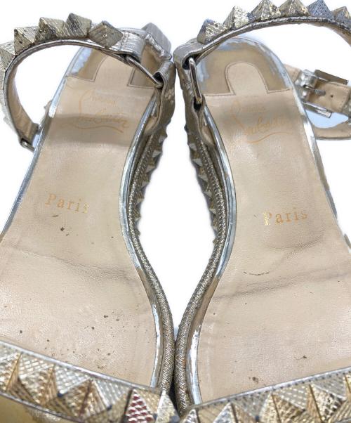 Christian Louboutin（クリスチャン・ルブタン）Christian Louboutin (クリスチャン・ルブタン) スタッズサンダル ベージュ サイズ:38の古着・服飾アイテム