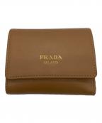 PRADAプラダ）の古着「ソフトグレインレザー三つ折り財布」｜ブラウン